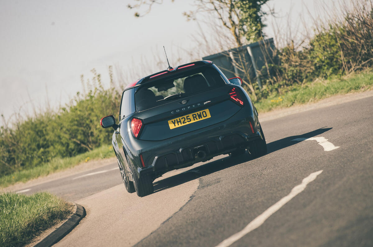 18 Mini John Cooper Works 2025 Autocar road test review rear cornering (en anglais)