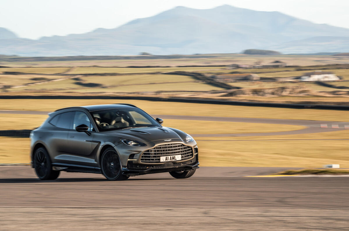 19 Aston Martin DBX 707 RT 2022 front corner 19 Aston Martin DBX 707 RT 2022 front corner