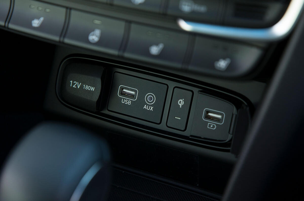 Hyundai Santa Fe 2019 road test review - USB port