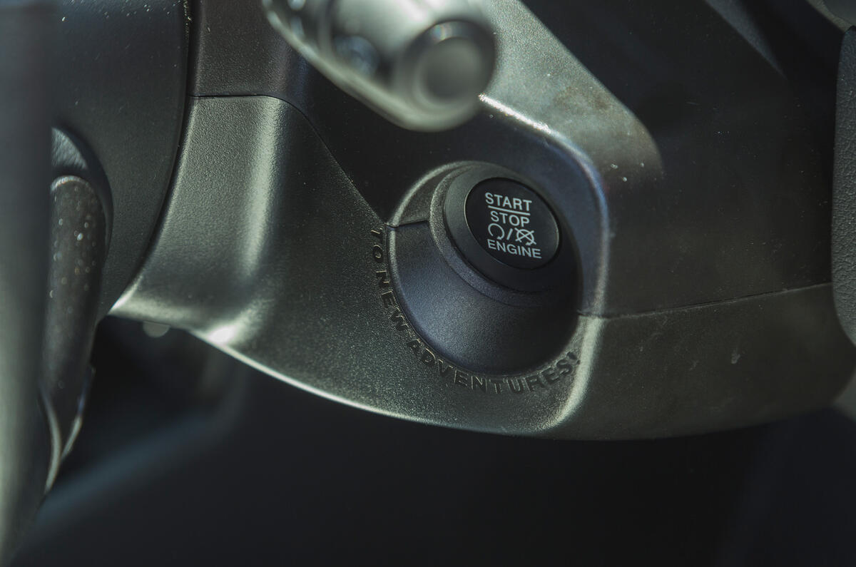 19 Jeep Renegade 4xe 2021 RT start button