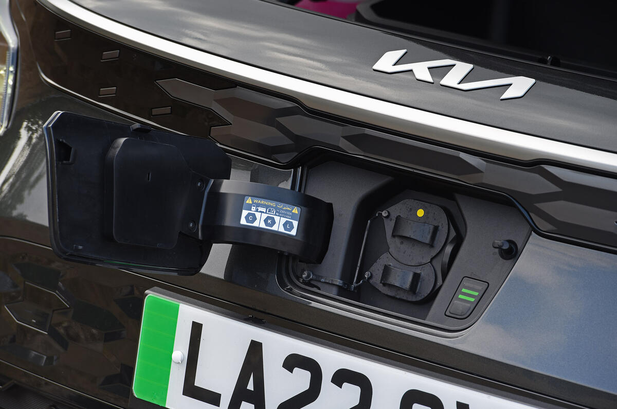 19 Kia Niro EV RT 2022 charge point
