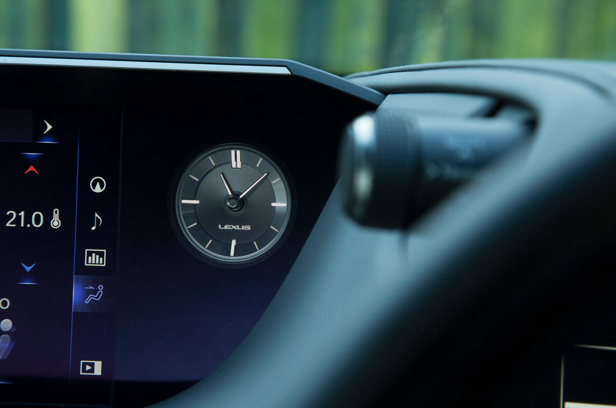Lexus ES 2019 road test review - clock