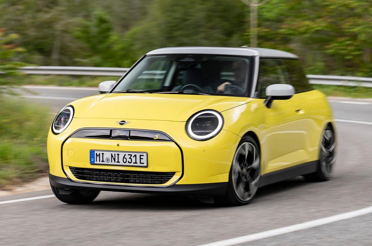 19 mini cooper se review 2024 01 front cornering