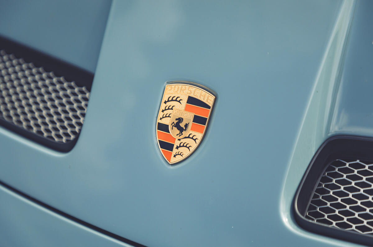 19 Porsche 911 S:T 2024 crest 19 Porsche 911 S:T 2024 crest