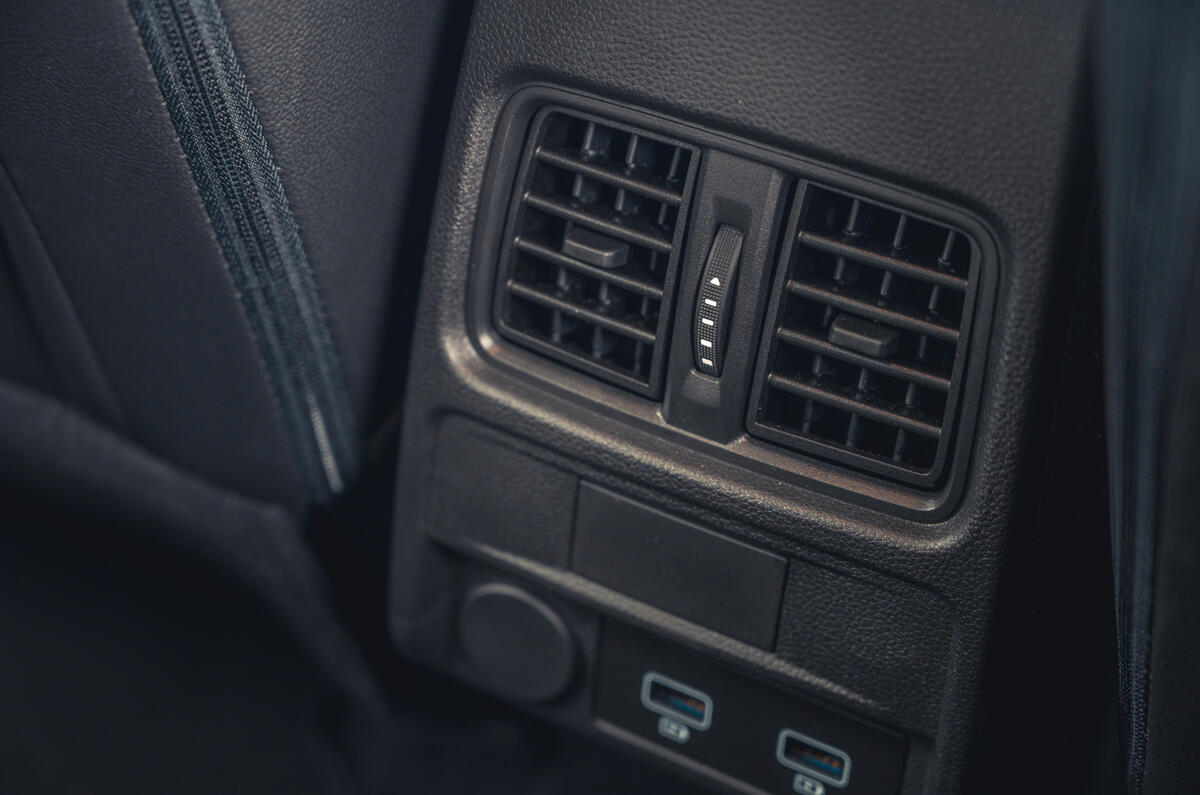 19 Renault Arkana 2021 road test review rear air vents 19 Renault Arkana 2021 road test review rear air vents