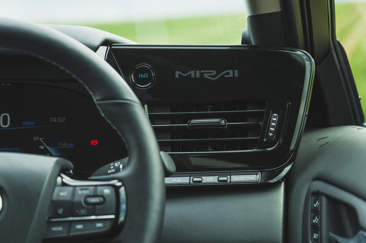 19 Toyota Mirai 2021 RT h20 button