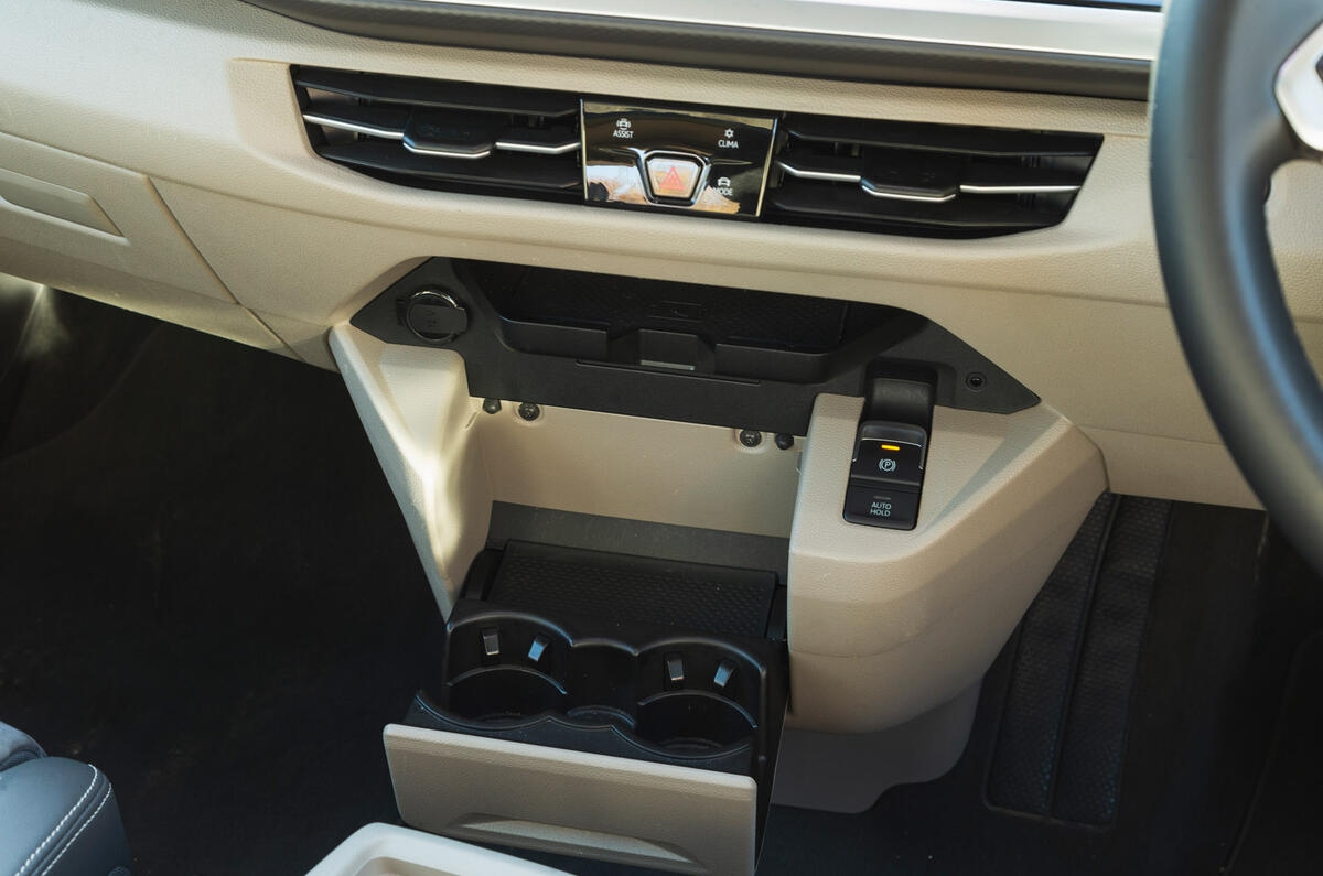 19 Volkswagen Multivan RT 2023 cupholders