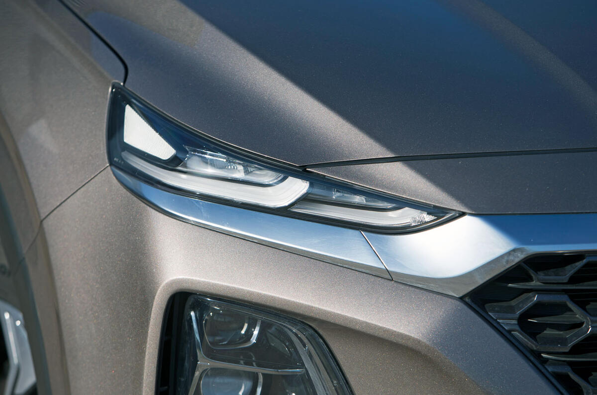 Hyundai Santa Fe 2019 road test review - headlights