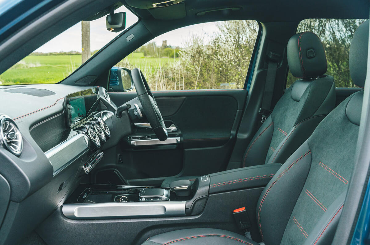 2 Mercedes Benz EQB RT 2022 front seats