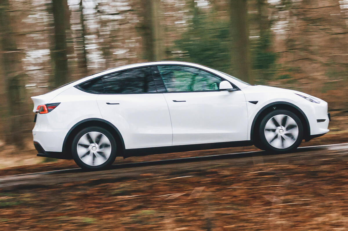 2 Tesla Model Y 2022 examen de l'essai routier panoramique latéral