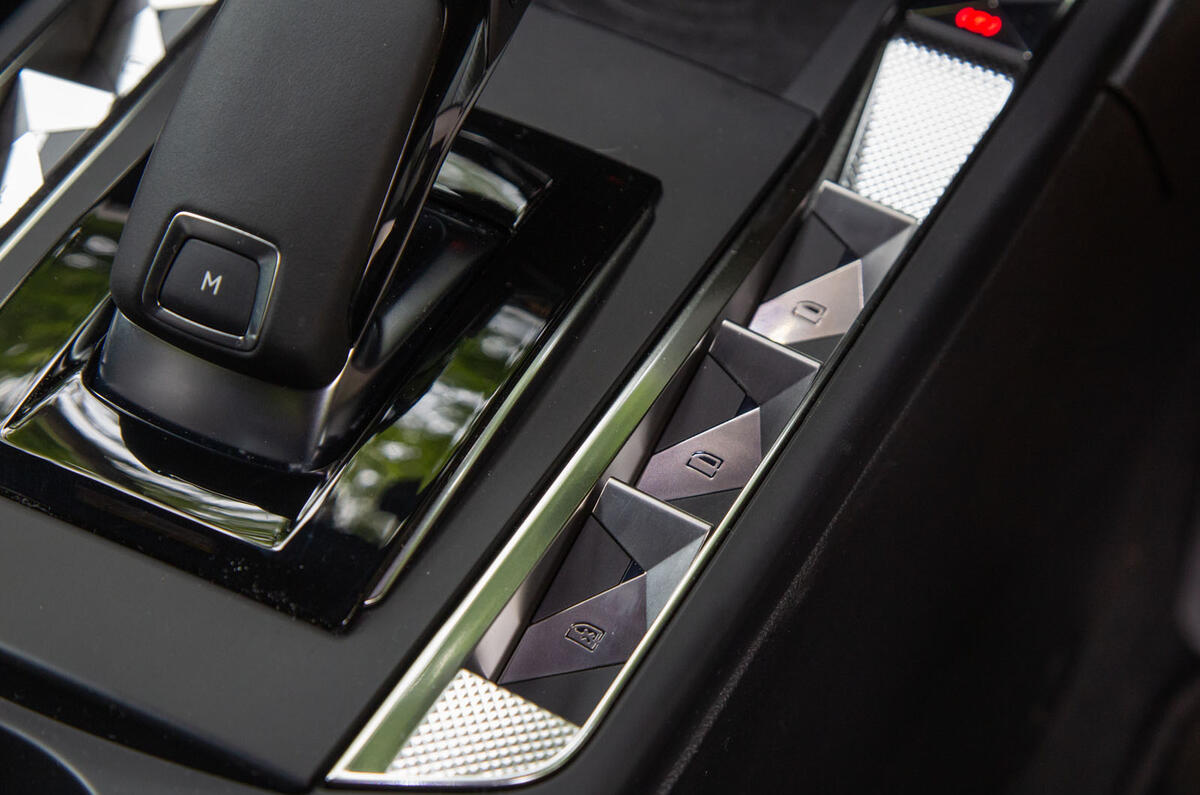 DS 3 Crossback 2019 road test review - window controls