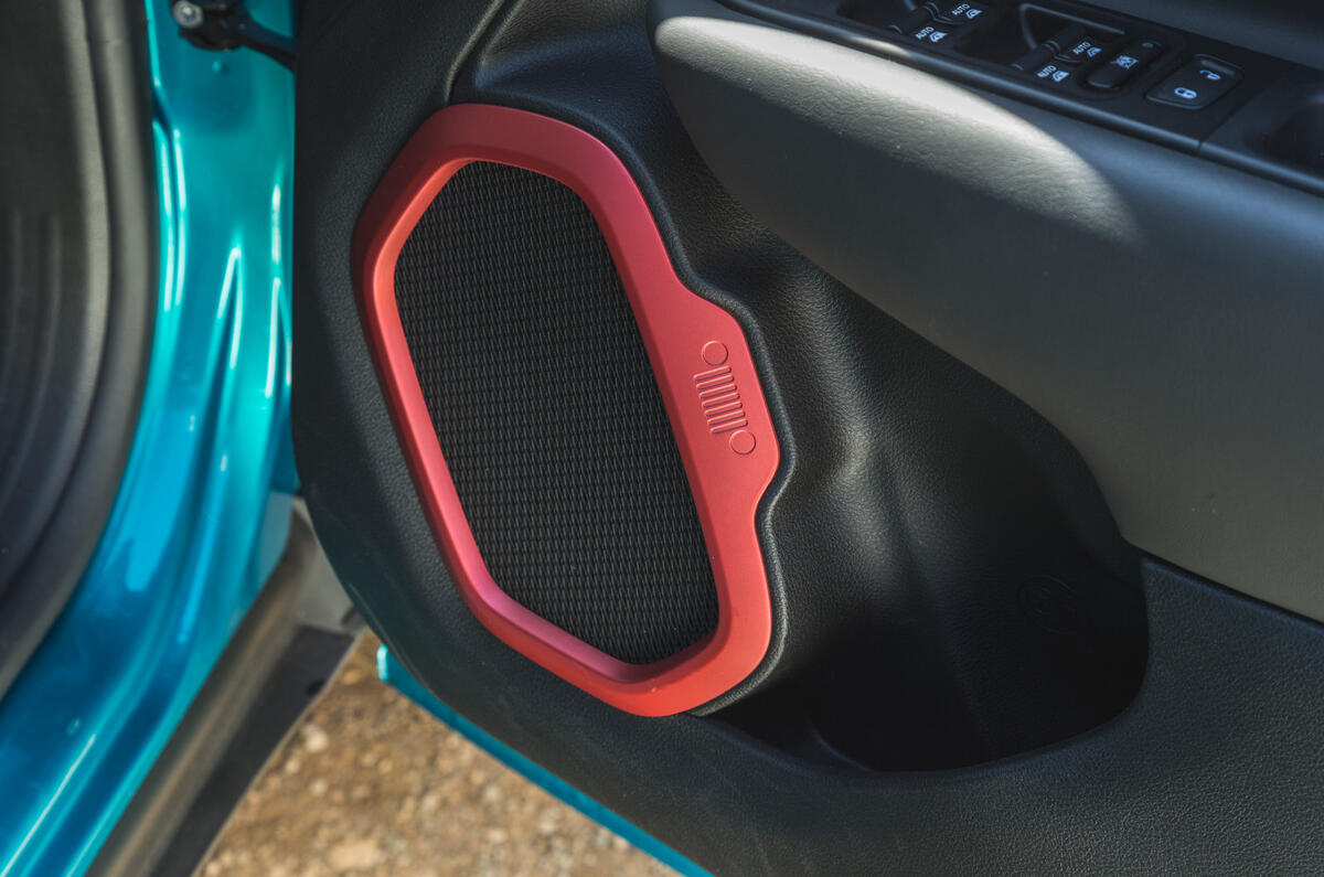 20 Jeep Renegade 4xe 2021 RT speakers
