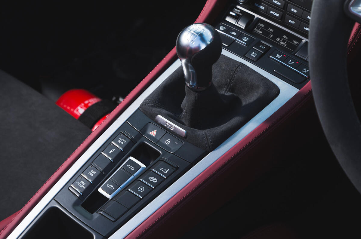 Porsche 718 Spyder 2020 road test review - gearstick