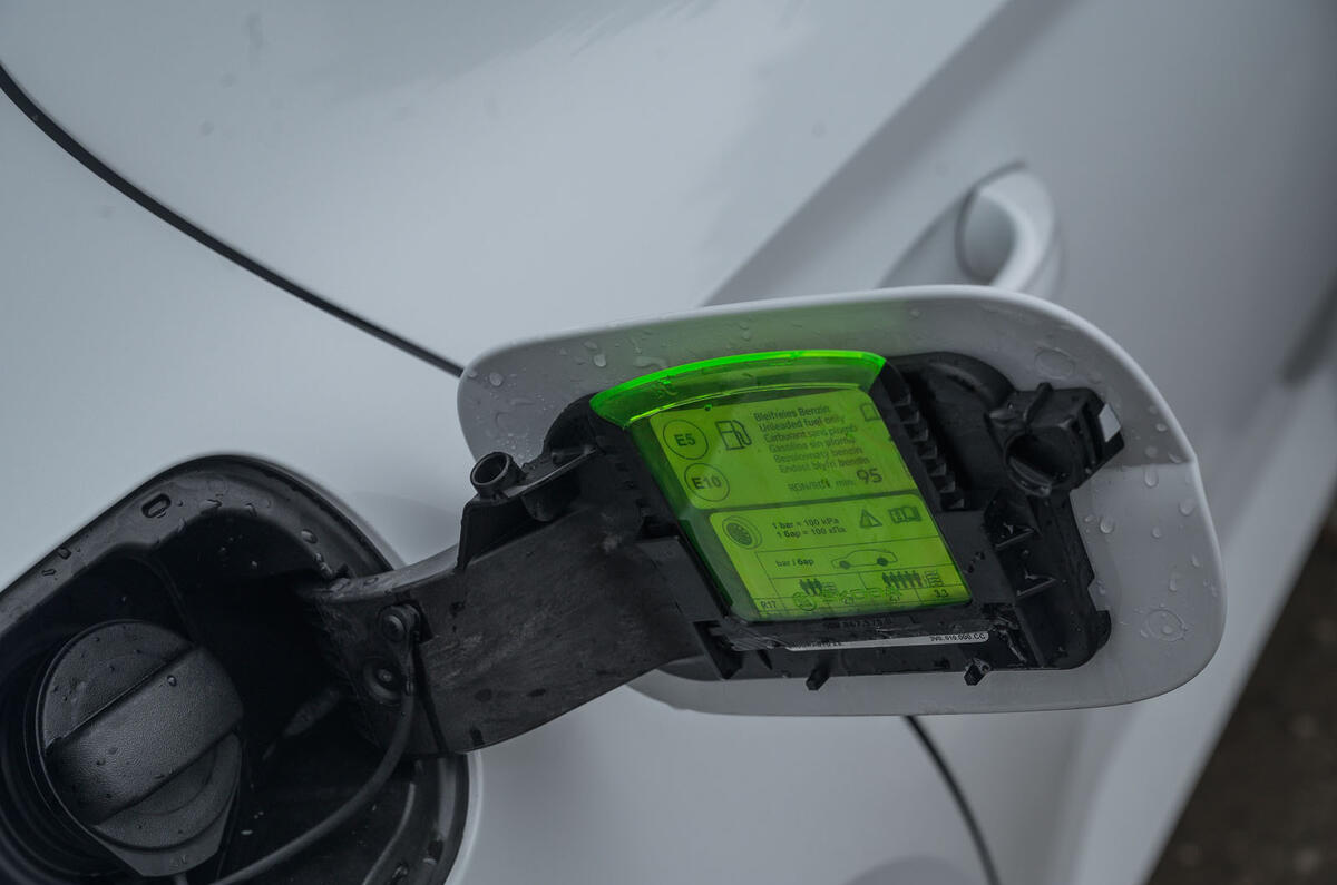 Skoda Superb iV 2020 road test review - ice scraper