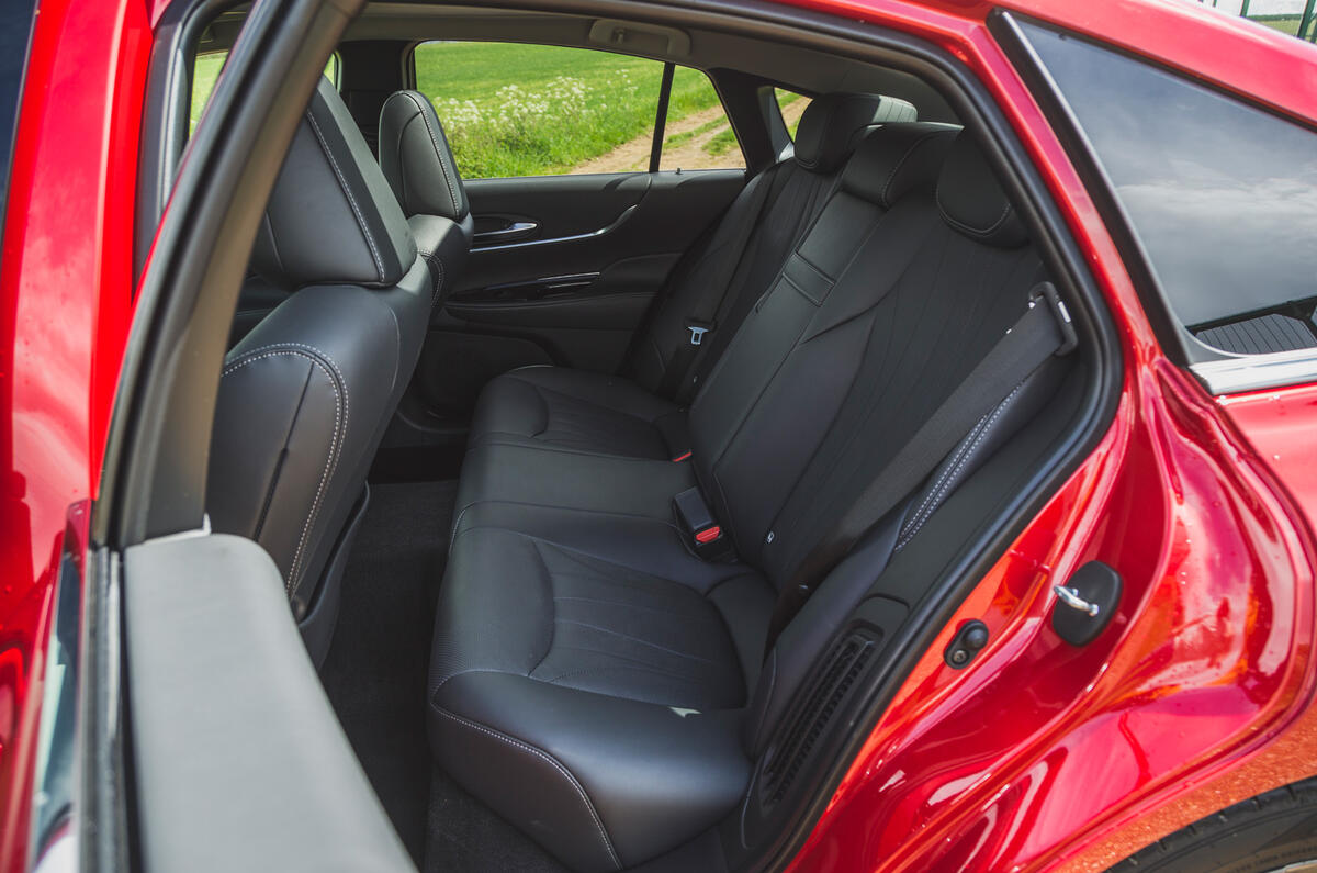 20 Toyota Mirai 2021 RT rear seats