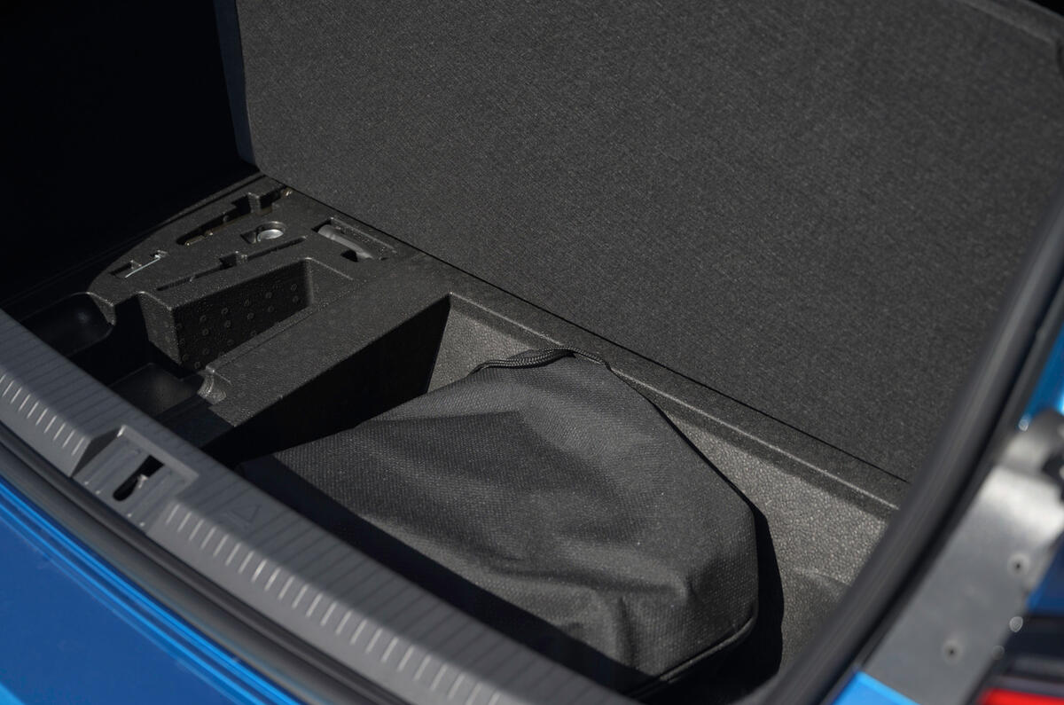 20 Volkswagen Arteon Shooting Brake 2021 RT charging cable