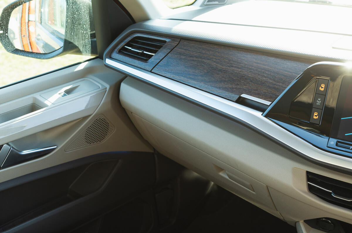 20 Volkswagen Multivan RT 2023 wood trim