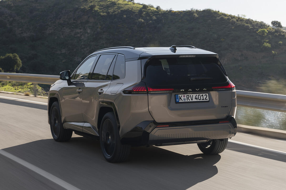 2026 RAV4 PHEV  Avantgarde Bronze dynamic 015