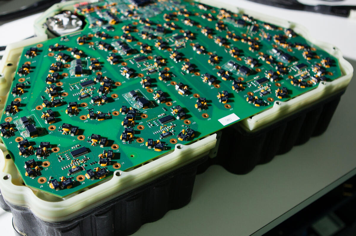 Peugeot 208 Hybrid FE revealed