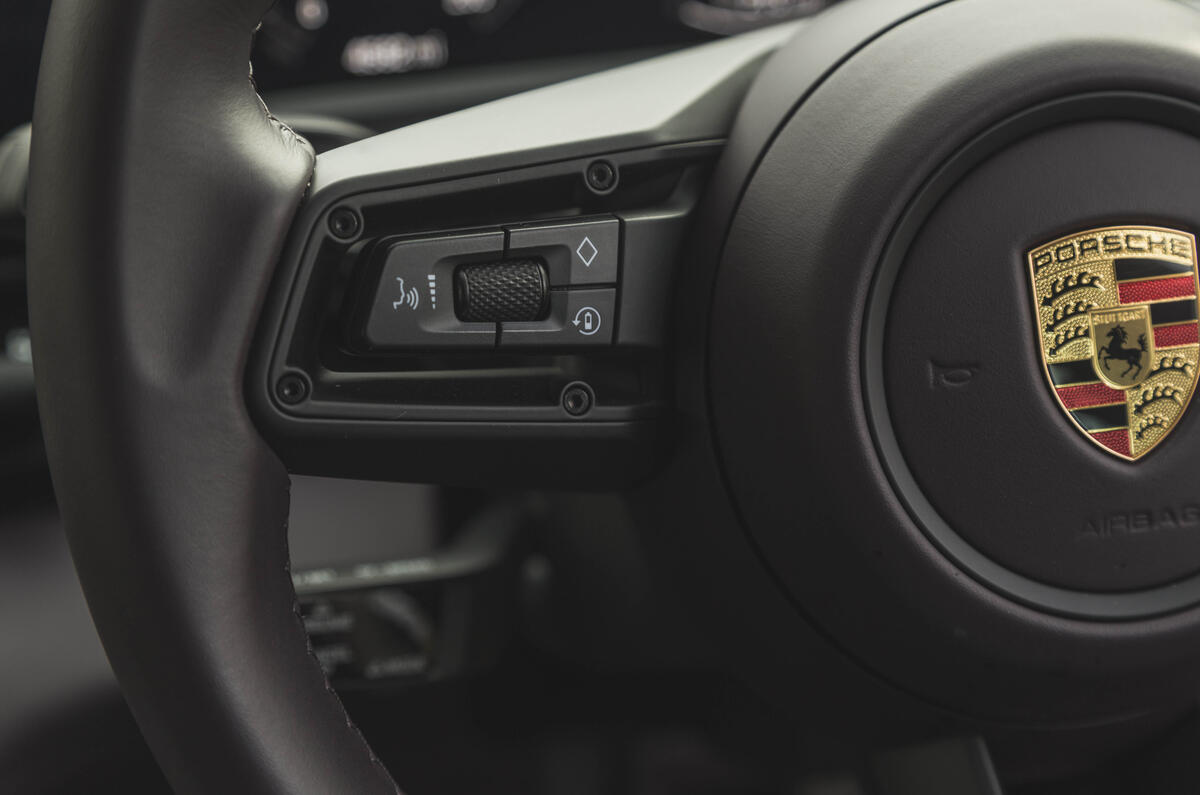 20 Porsche Taycan RWD regenbutton