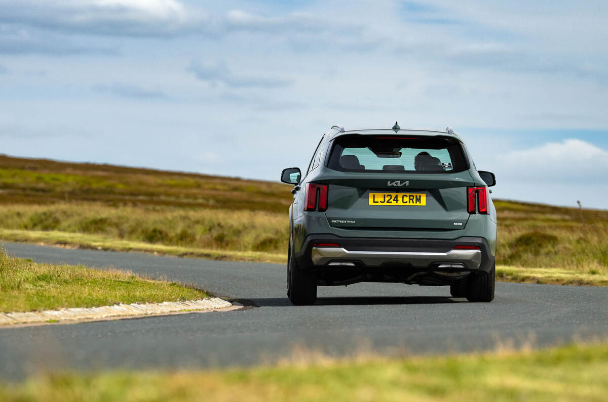21 Kia Sorento 2024 review rear cornering