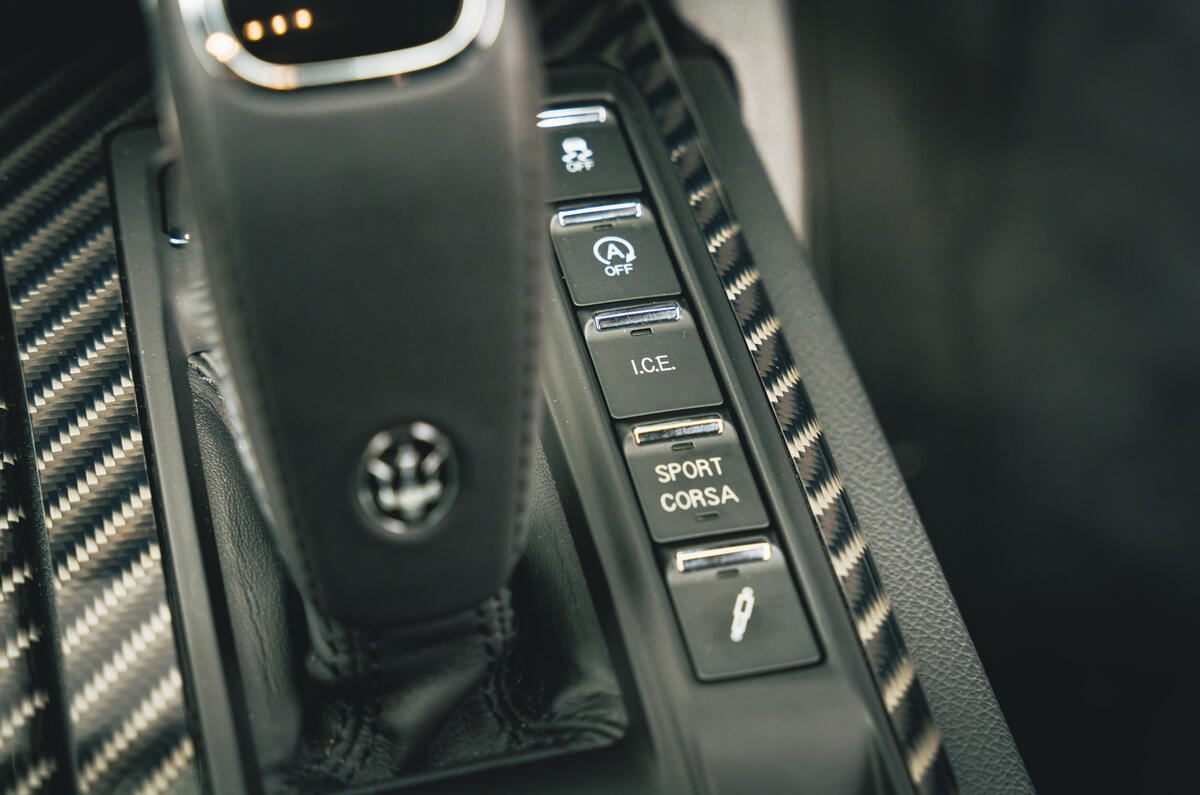 21 Maserati Quattroporte trofeo 2021 RT drive mode buttons