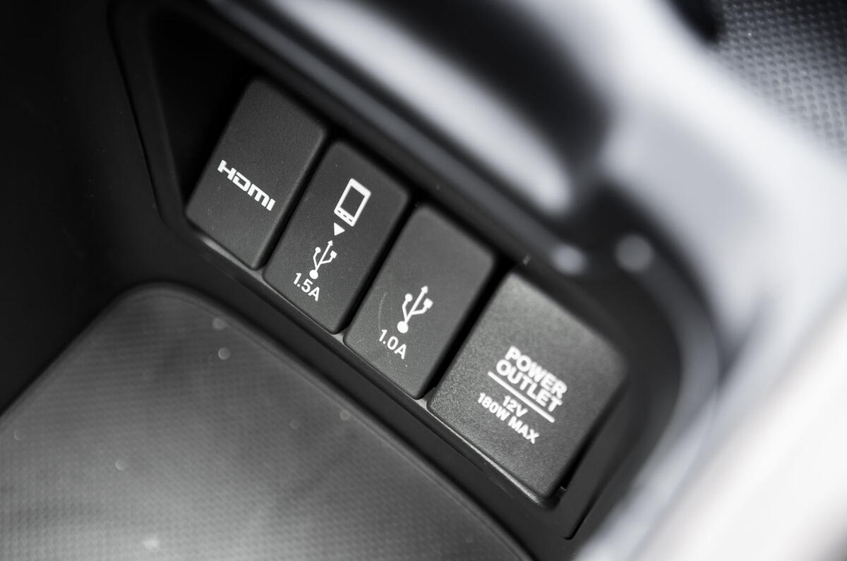 Honda CR-V 2018 road test review - connections