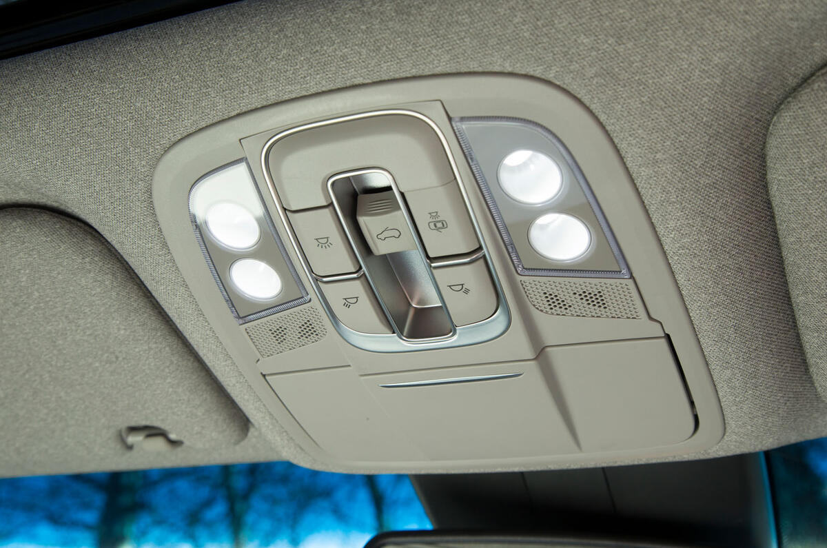 Hyundai Santa Fe 2019 road test review - sunroof controls