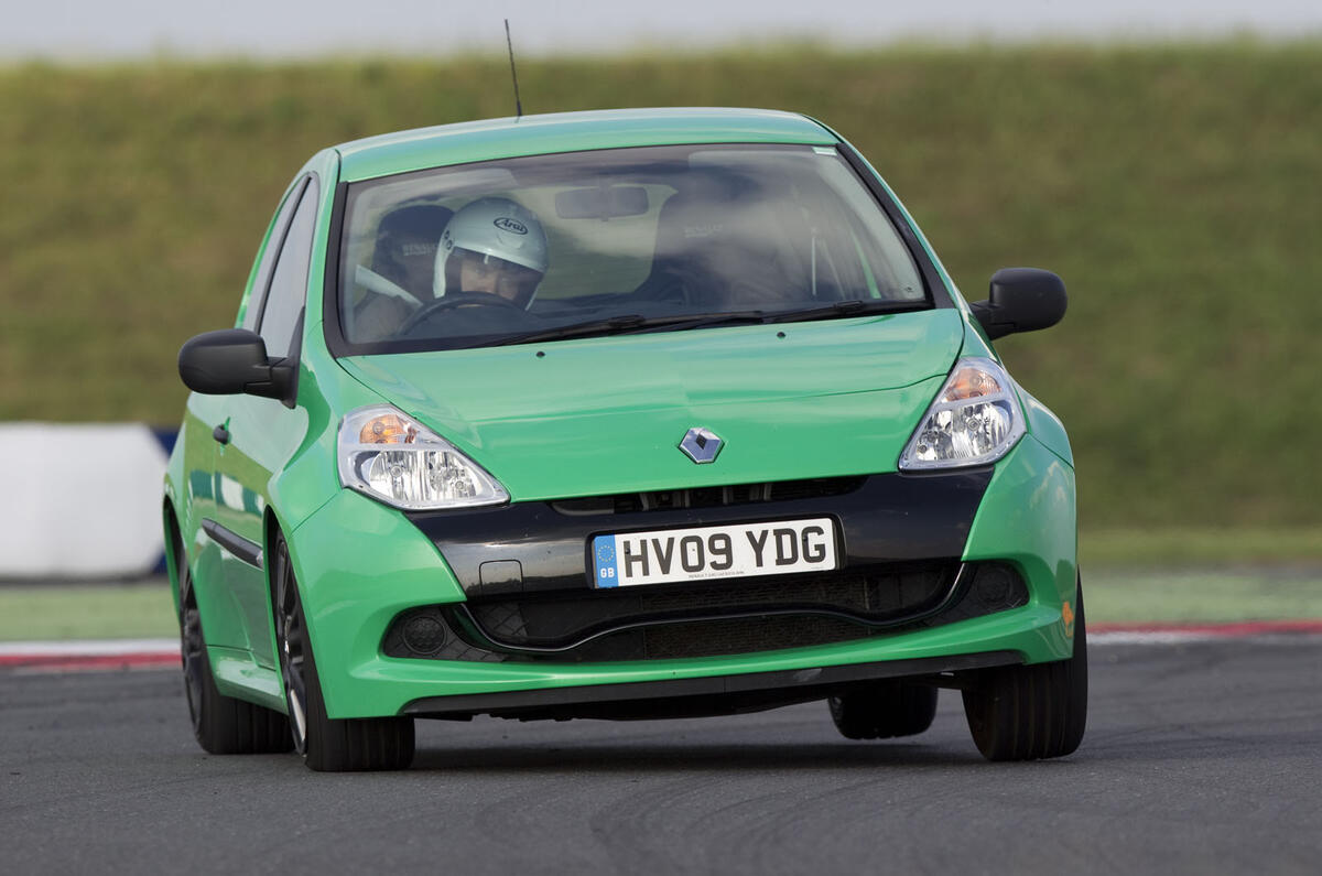 no title Video: Focus RS500 v Clio Cup