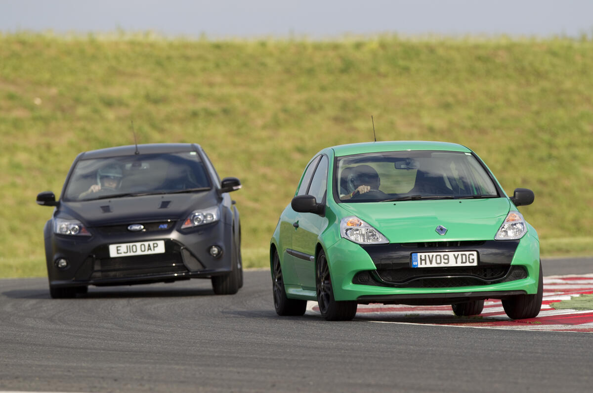 no title Video: Focus RS500 v Clio Cup