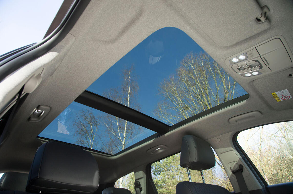 Hyundai Santa Fe 2019 road test review - sunroof