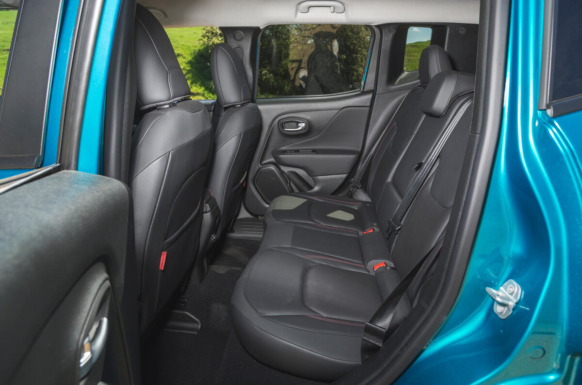 23 Jeep Renegade 4xe 2021 RT rear seats
