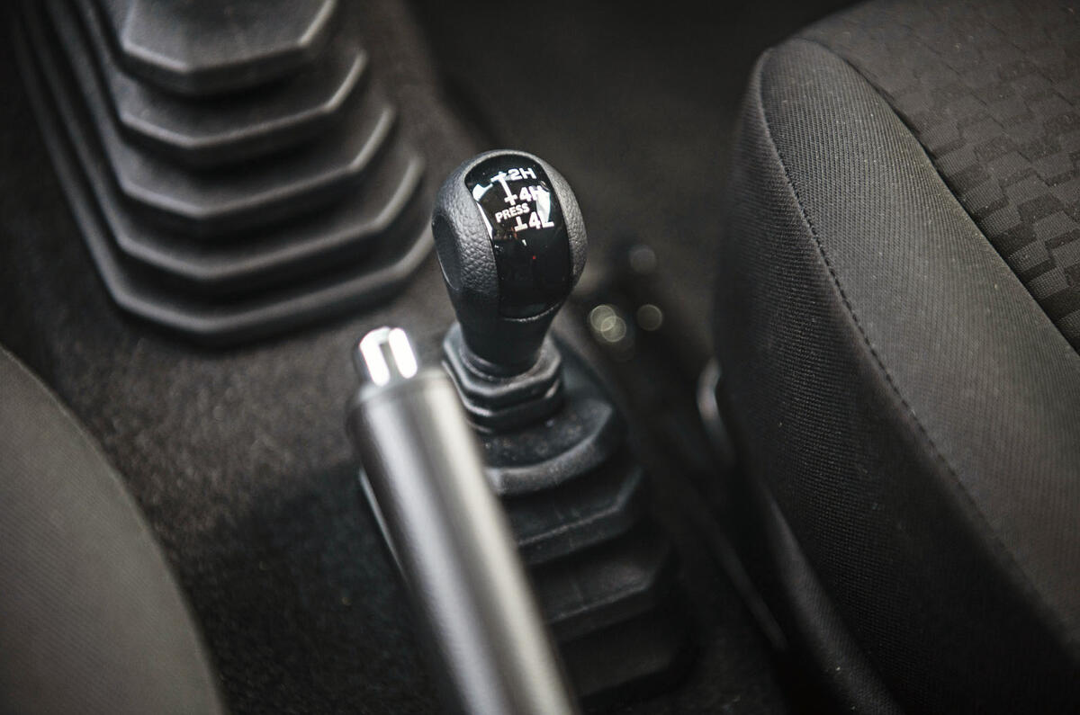Suzuki Jimny 2018 : essai routier - bas de gamme gearstick