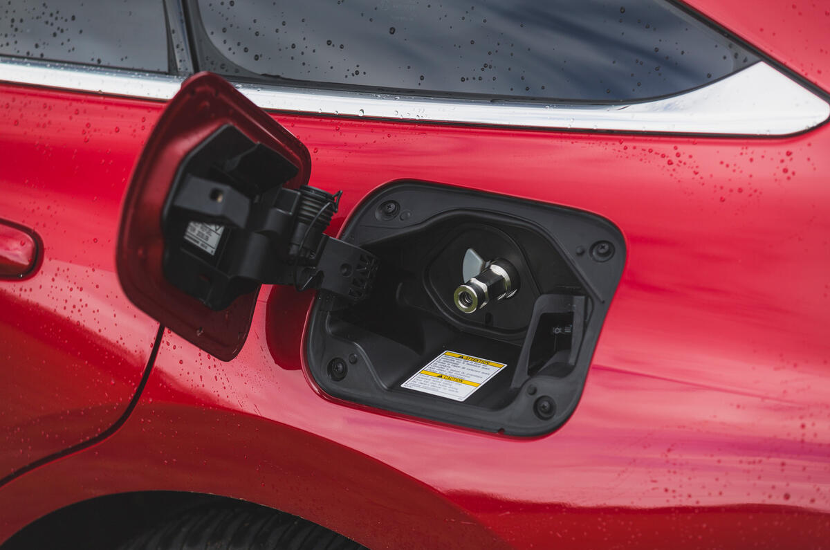 23 Toyota Mirai 2021 RT filler cap