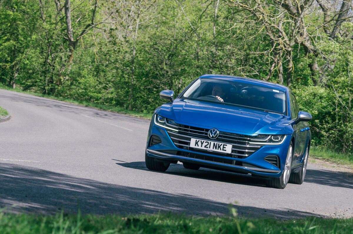 23 Volkswagen Arteon Shooting Brake 2021 RT cornering