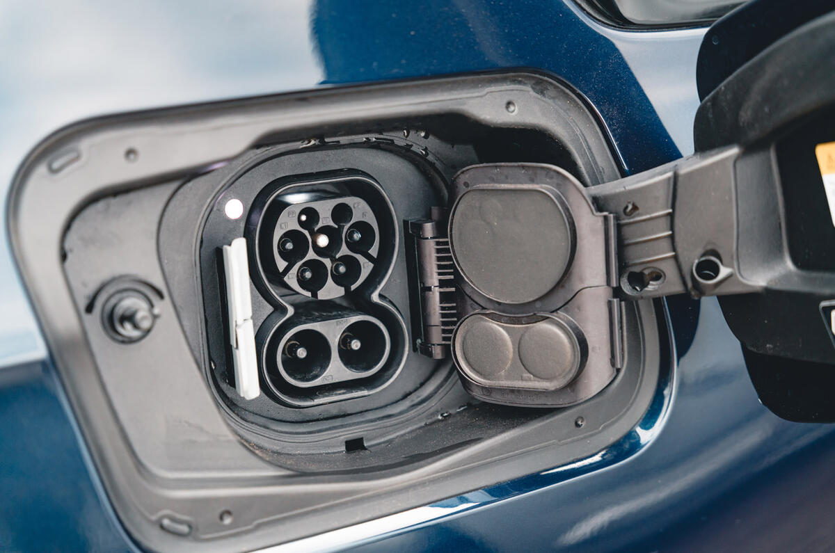 24 BMW I7 RT 2023 charge port