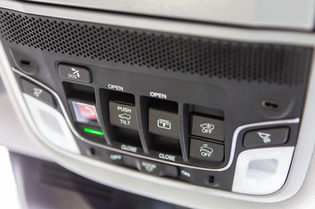 Honda CR-V 2018 road test review - roof controls