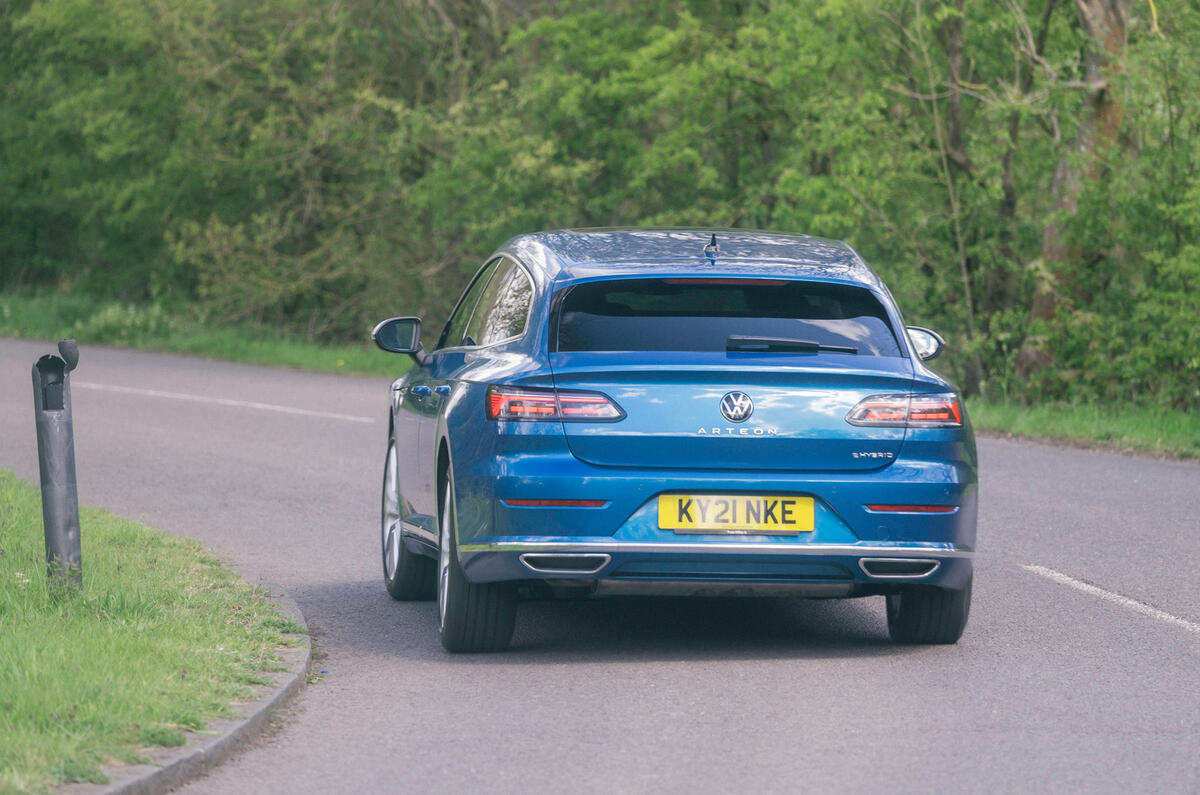 24 Volkswagen Arteon Shooting Brake 2021 RT cornering rear