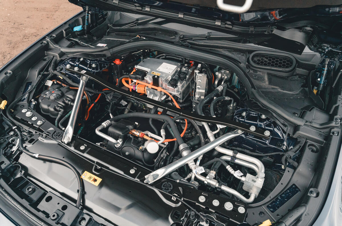 24b BMW I7 RT 2023 under bonnet