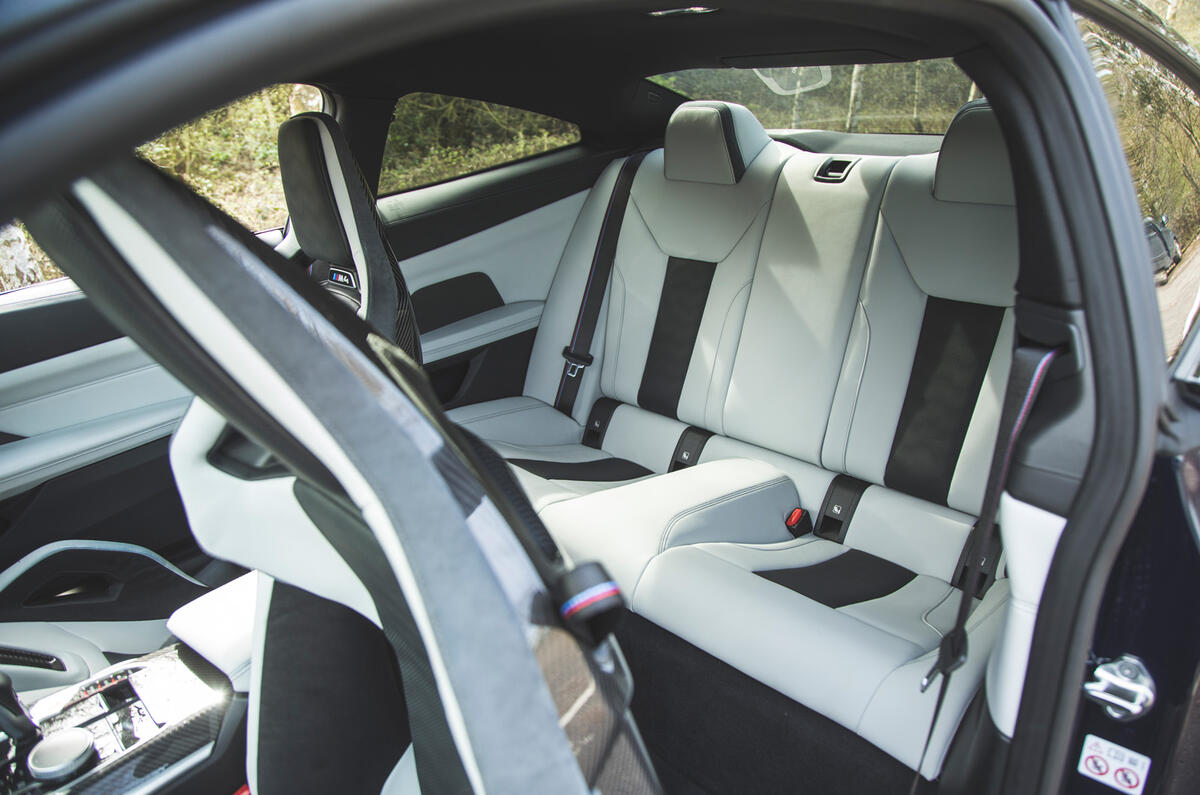 25 BMW M4 Competition 2021 RT rear seats