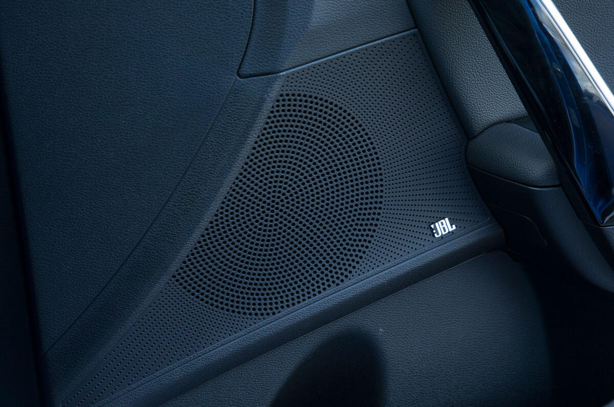 Kia Proceed GT-Line 2019 road test review - speakers