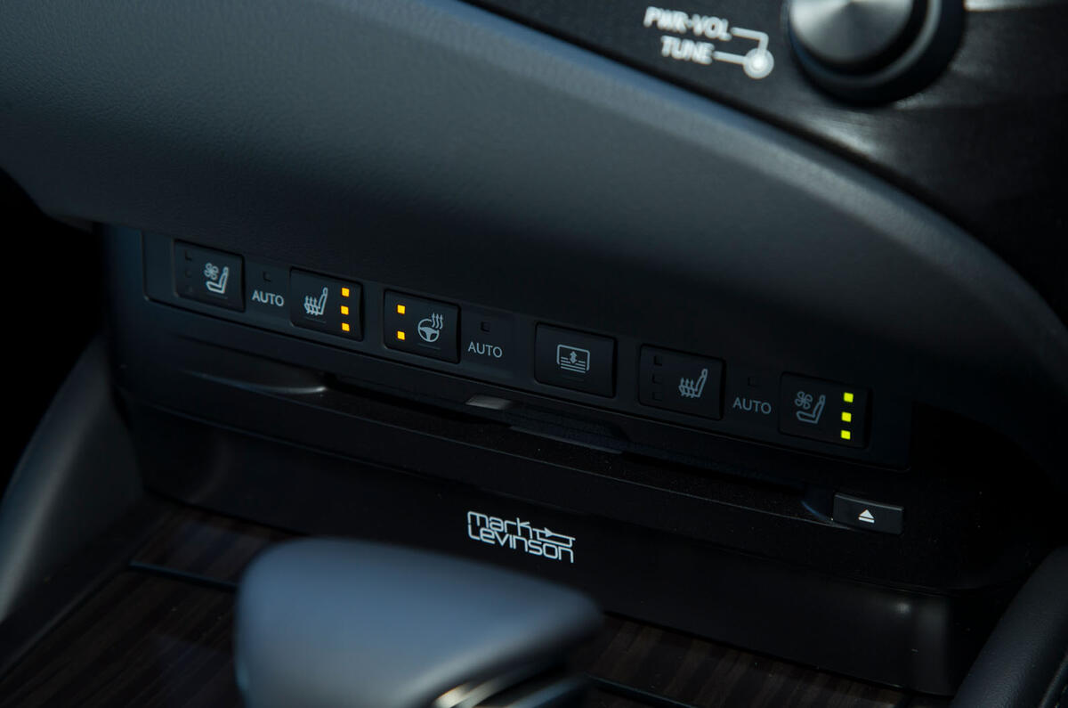 Lexus ES 2019 road test review - heated seat controls