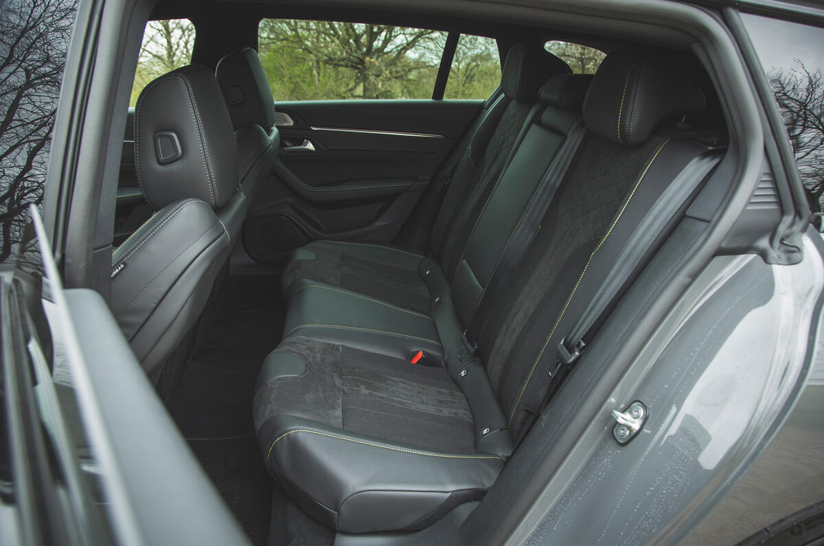 25 Peugeot 508 PSE SW 2021 RT rear seats