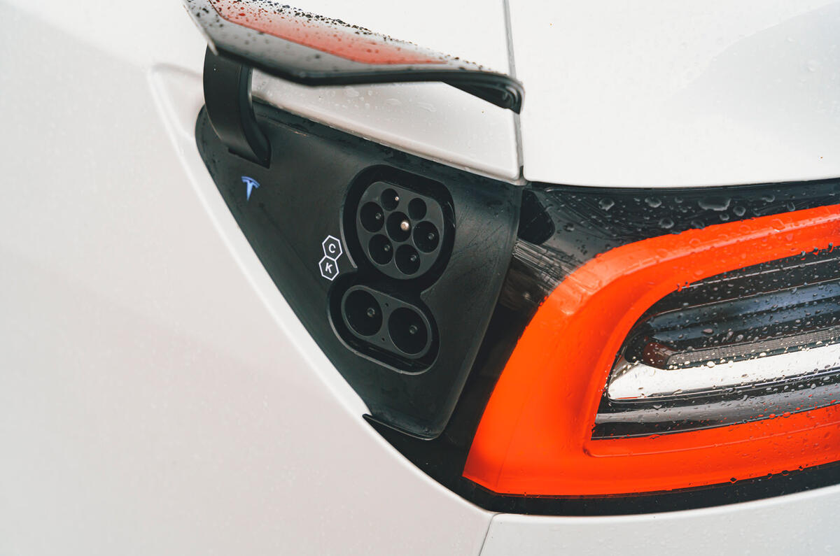 25 Tesla Model Y 2022 essai routier avis port de charge