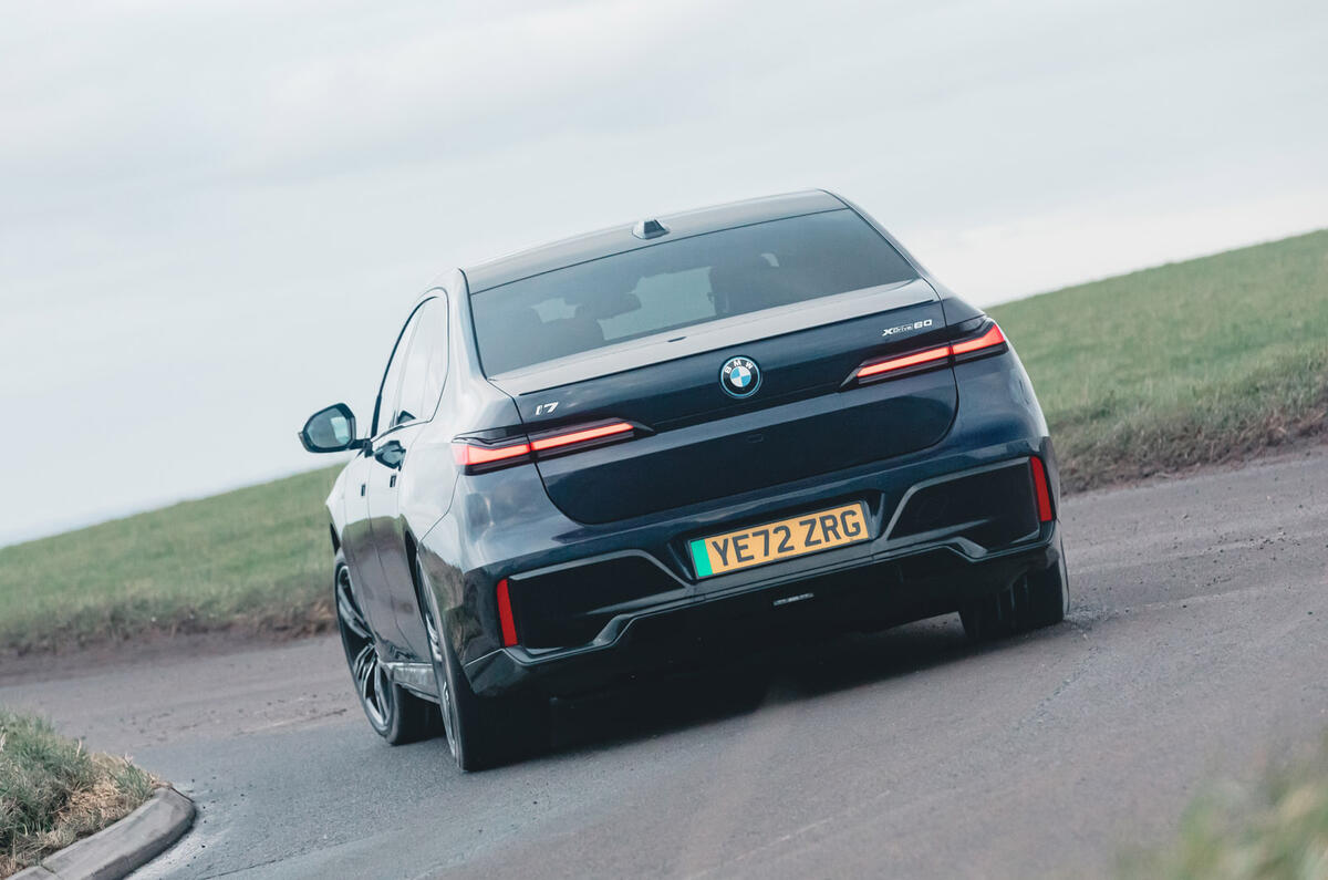 26 BMW I7 RT 2023 rear cornering