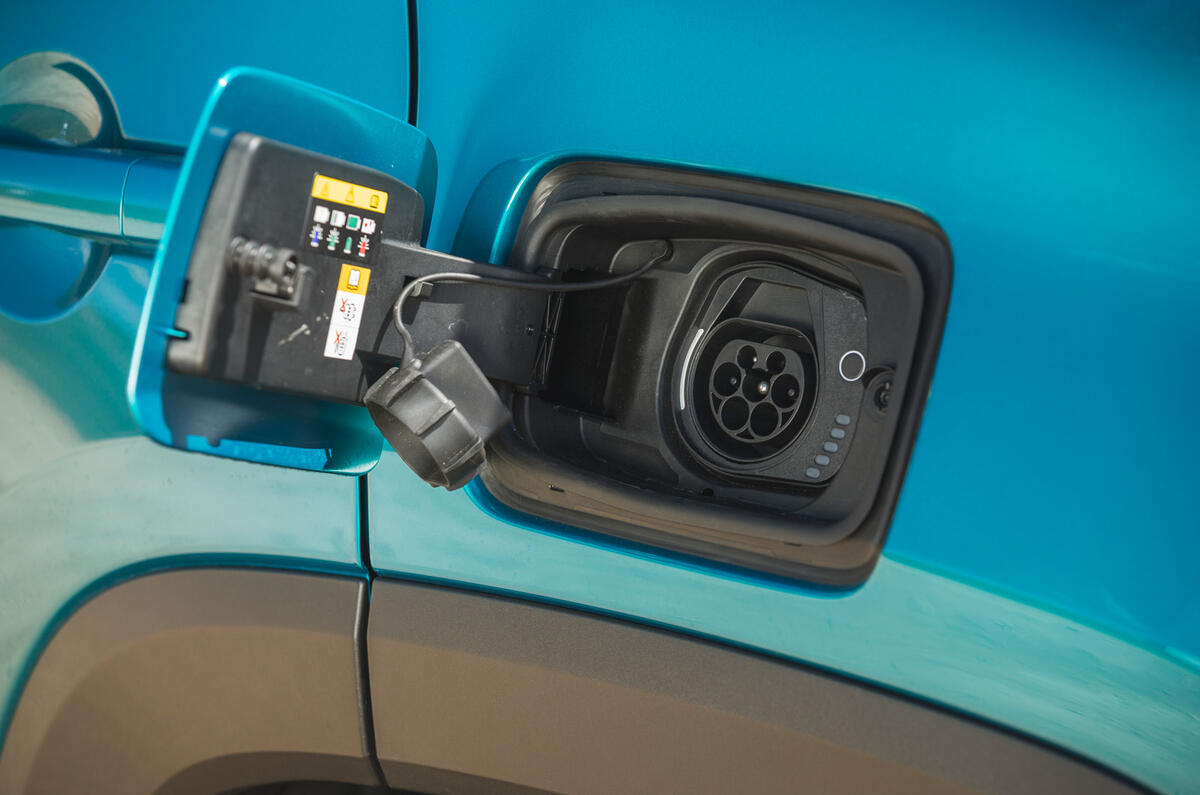 26 Jeep Renegade 4xe 2021 RT charging port