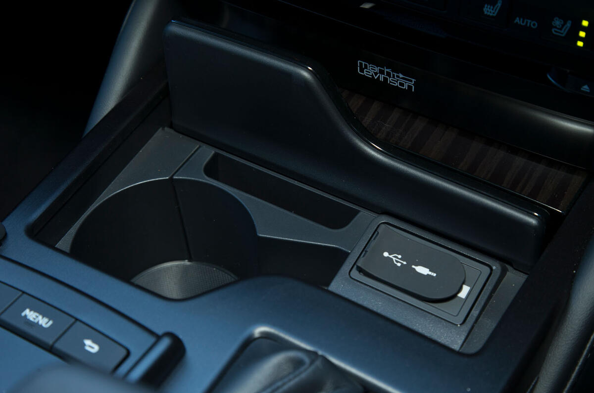 Lexus ES 2019 road test review - cup holder