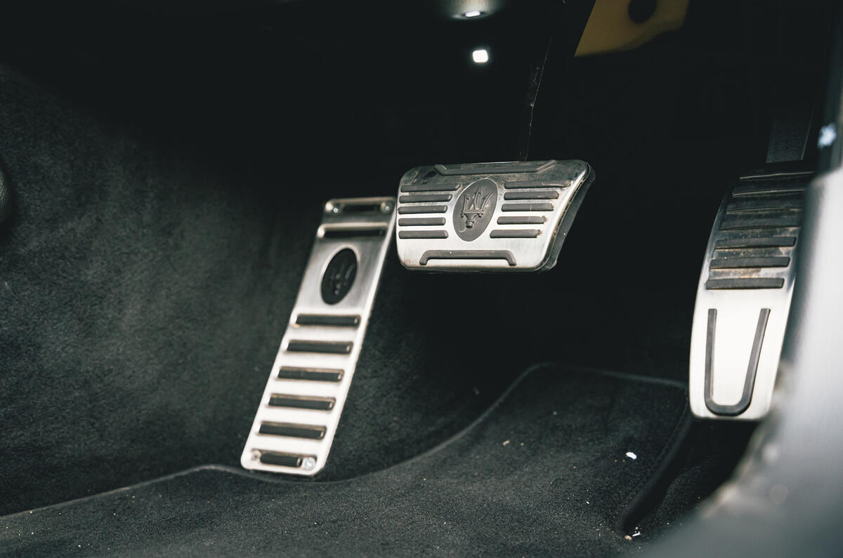 26 Maserati Quattroporte trofeo 2021 RT pedals