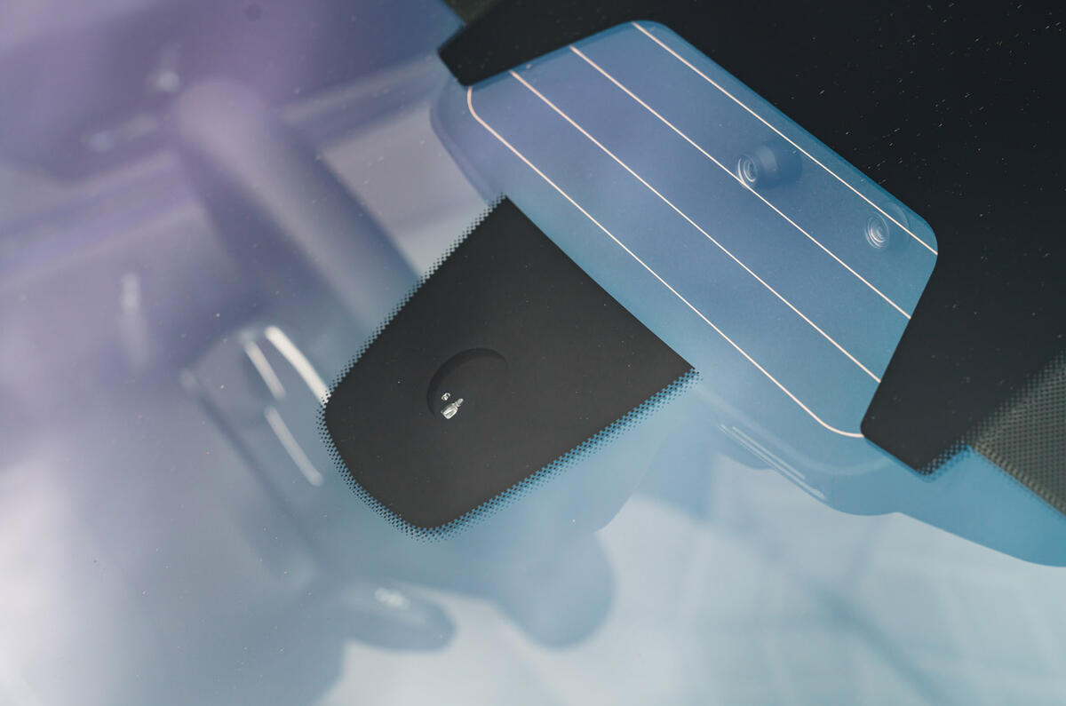 27 BMW I7 RT 2023 assisted driving