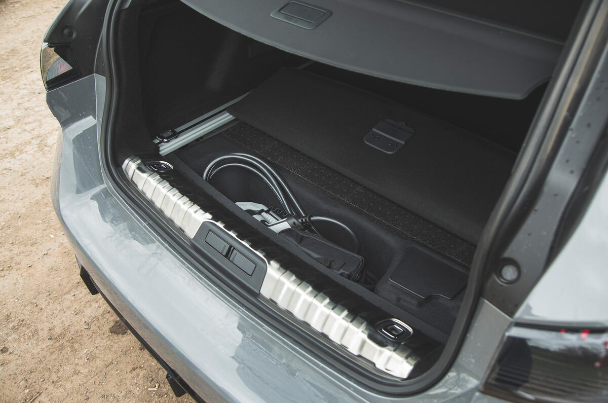 27 Peugeot 508 PSE SW 2021 RT charging cable